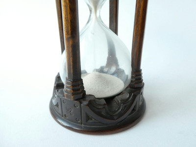 ANTIQUE NEO-GOTHIC HOURGLASS