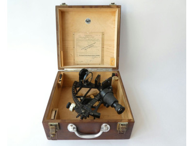 WW2. KRIEGSMARINE SEXTANT BY PLATH HAMBURG 1943