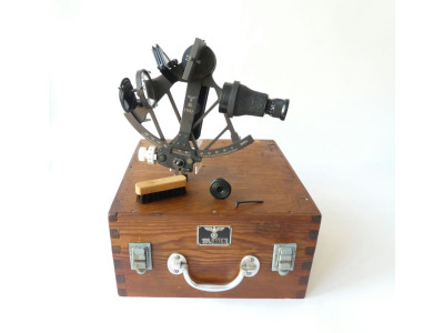 KRIEGSMARINE SEXTANT BY PLATH HAMBURG 1943/45