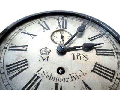 A RARE KAISER MARINE WALL CLOCK – BY SCHNOOR KIEL.