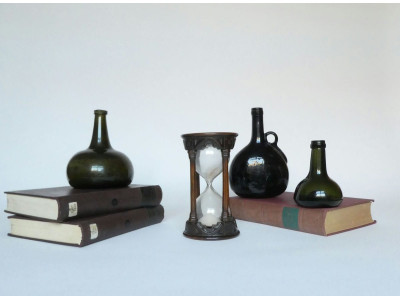 ANTIQUE NEO-GOTHIC HOURGLASS