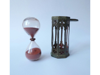 A DUTCH SANDGLASS CA. 1670