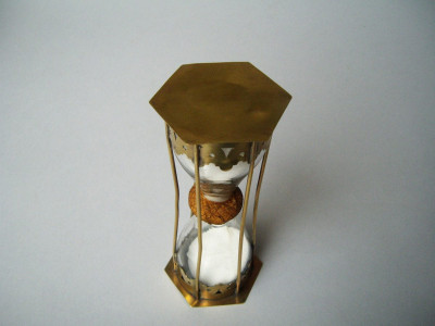 18TH CENTURY BRASS FRENCH HOURGLASS