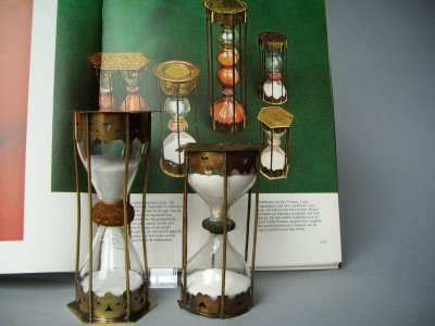 18TH CENTURY BRASS FRENCH HOURGLASS