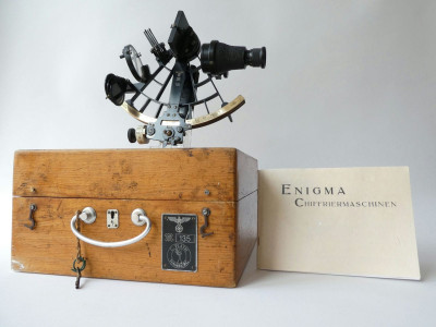 KRIEGSMARINE SEXTANT OF PLATH HAMBURG 1941 & BOOKLET ENIGMA CODE MACHINE