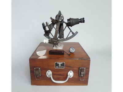 KRIEGSMARINE SEXTANT BY PLATH HAMBURG 1944