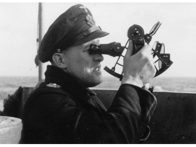 KRIEGSMARINE SEXTANT BY PLATH HAMBURG 1944