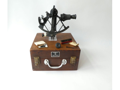 WW2. KRIEGSMARINE SEXTANT BY PLATH HAMBURG 1943