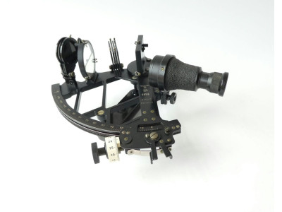 WW2. KRIEGSMARINE SEXTANT BY PLATH HAMBURG 1943