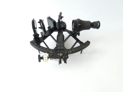 WW2. KRIEGSMARINE SEXTANT BY PLATH HAMBURG 1943