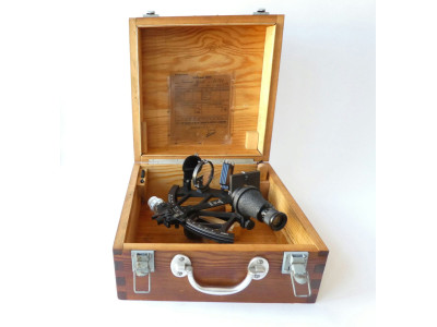 KRIEGSMARINE SEXTANT BY PLATH HAMBURG 1943/45