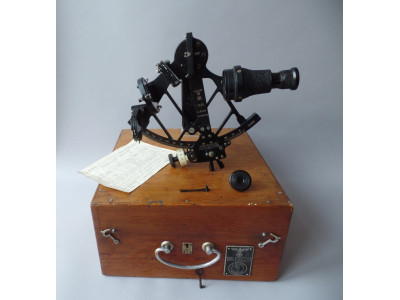 KRIEGSMARINE SEXTANT BY PLATH HAMBURG 1942