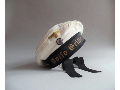 WHITE CREW CAP OF THE AVISO GRILLE