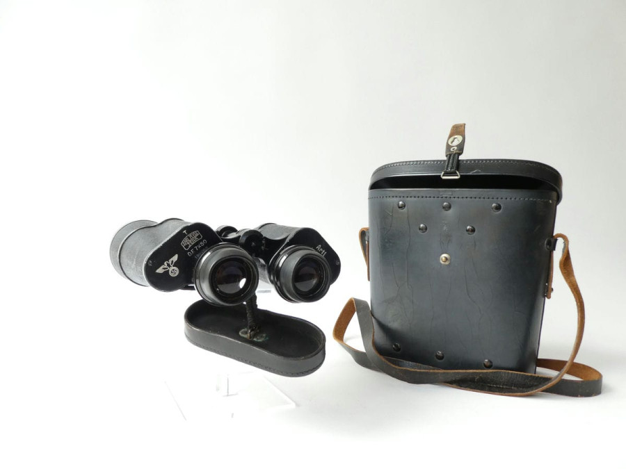 WW 2. KRIEGSMARINE BINOCULARS BY CARL ZEISS IN LEATHER BAG
