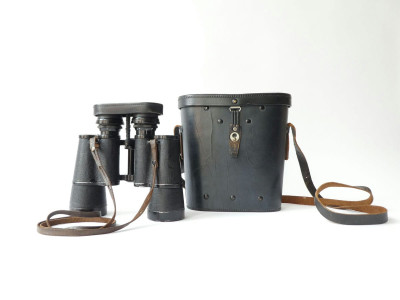 WW 2. KRIEGSMARINE BINOCULARS BY CARL ZEISS IN LEATHER BAG