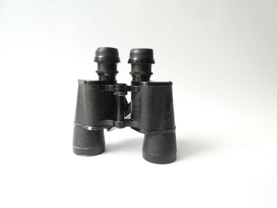 WW 2. KRIEGSMARINE BINOCULARS BY CARL ZEISS IN LEATHER BAG