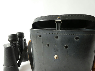 WW 2. KRIEGSMARINE BINOCULARS BY CARL ZEISS IN LEATHER BAG