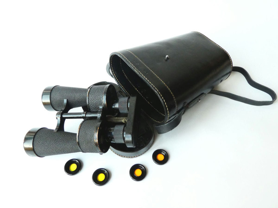 A FINE CASED PAIR OF 2ND WW GERMAN KRIEGSMARINE BINOCULARS BY LEITZ