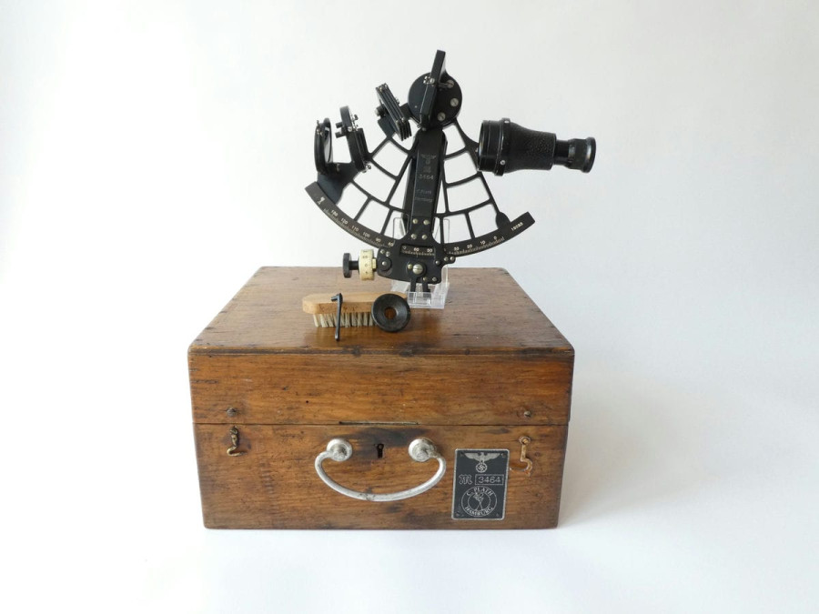 WW2. KRIEGSMARINE SEXTANT BY PLATH HAMBURG 1940	