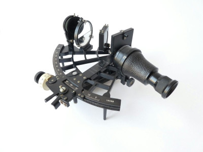 WW2. KRIEGSMARINE SEXTANT BY PLATH HAMBURG 1940	
