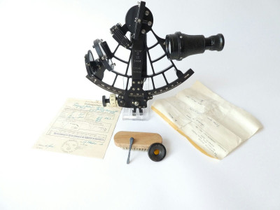 WW2. KRIEGSMARINE SEXTANT BY PLATH HAMBURG 1940	