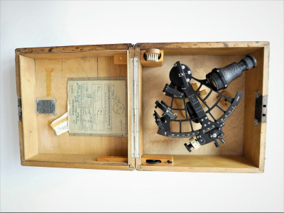 WW2. KRIEGSMARINE SEXTANT BY PLATH HAMBURG 1940	