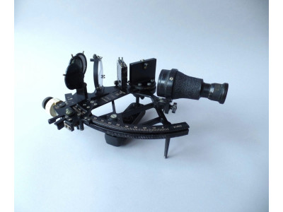 KRIEGSMARINE SEXTANT BY PLATH HAMBURG 1942